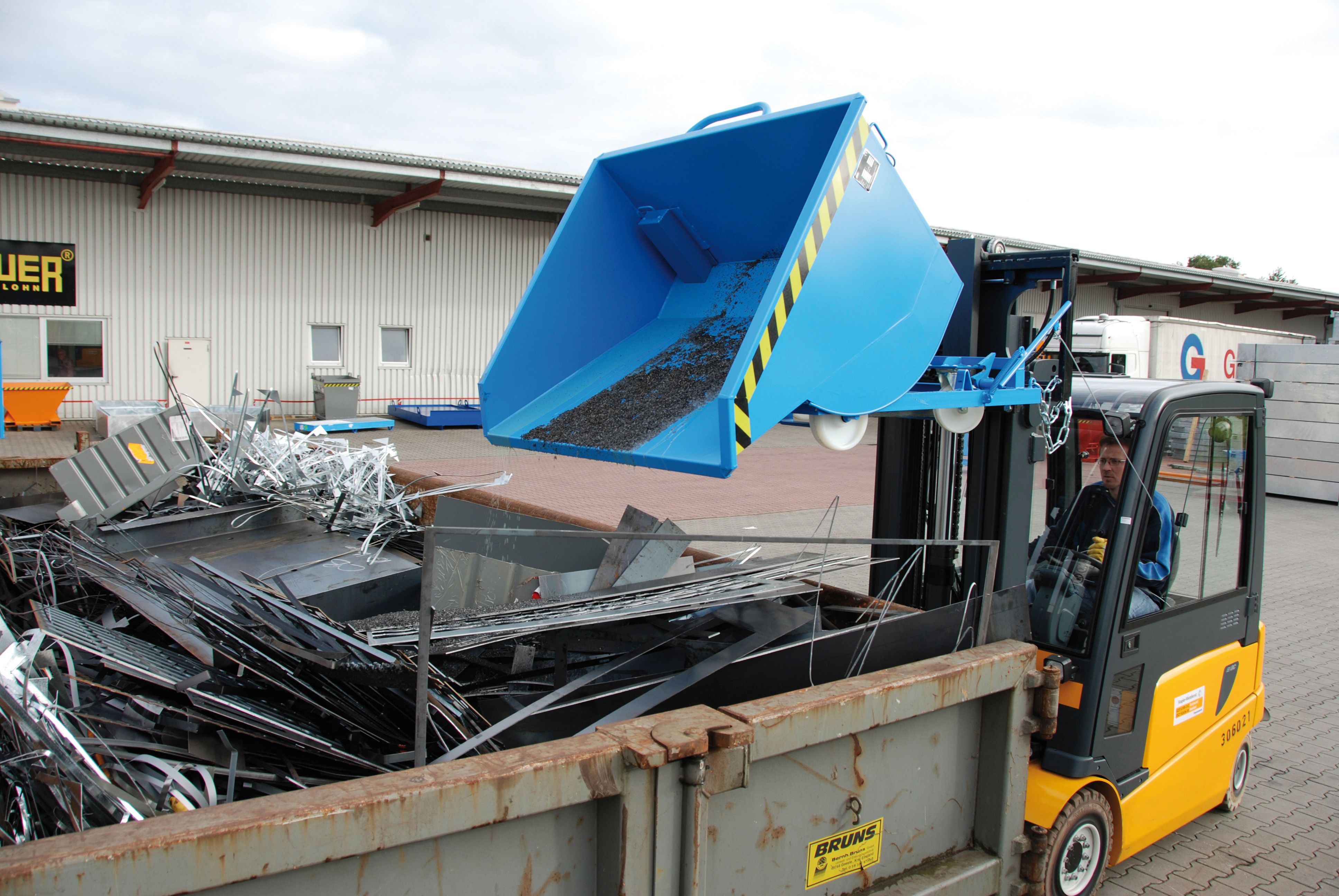 Spänebehälter Typ SKM lackiert in RAL5012 Bauer Südlohn Spänebehälter Typ SKM 75 verzinkt