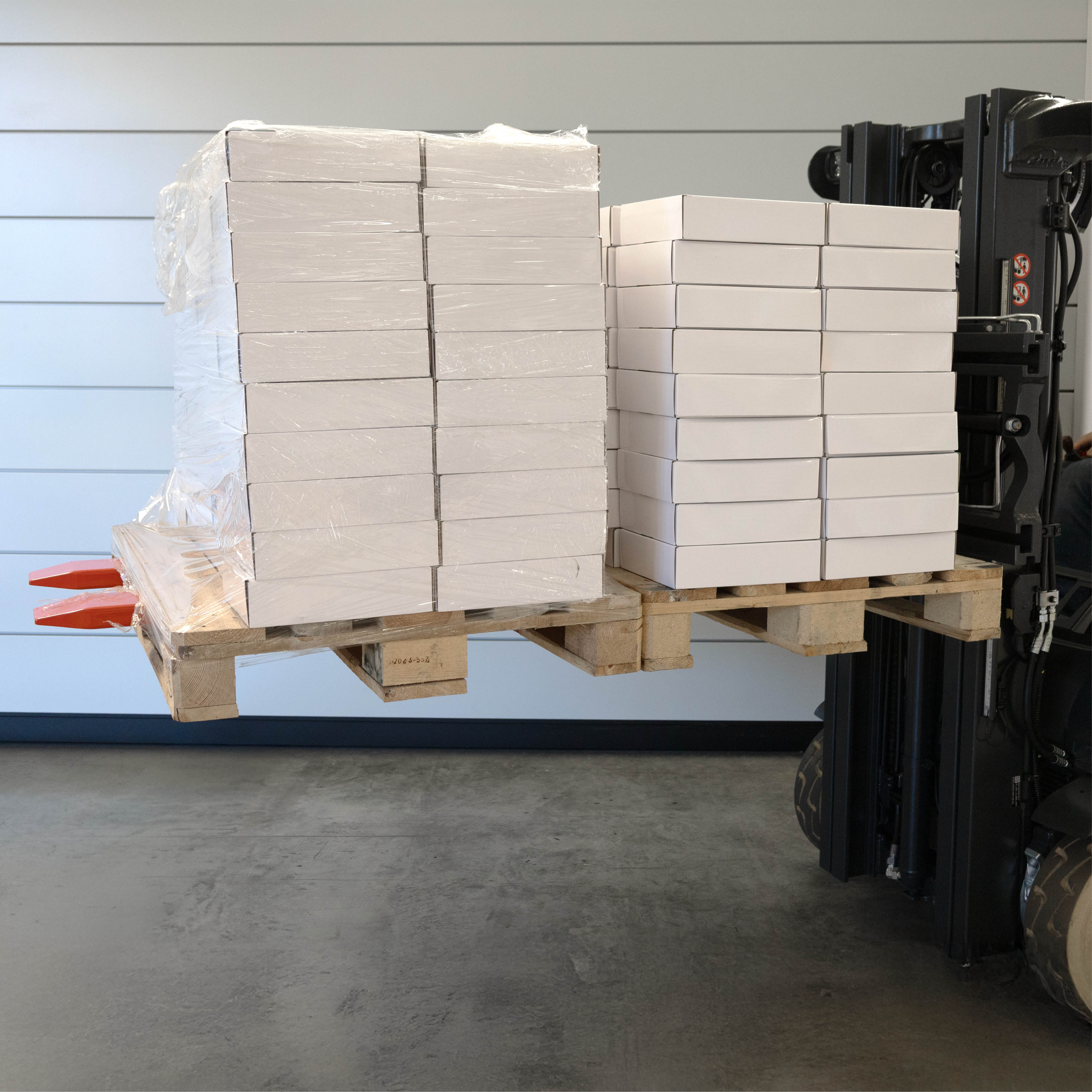 ManuTel SlimeLine Teleskopgabelzinken beim Transport einer langen Palette