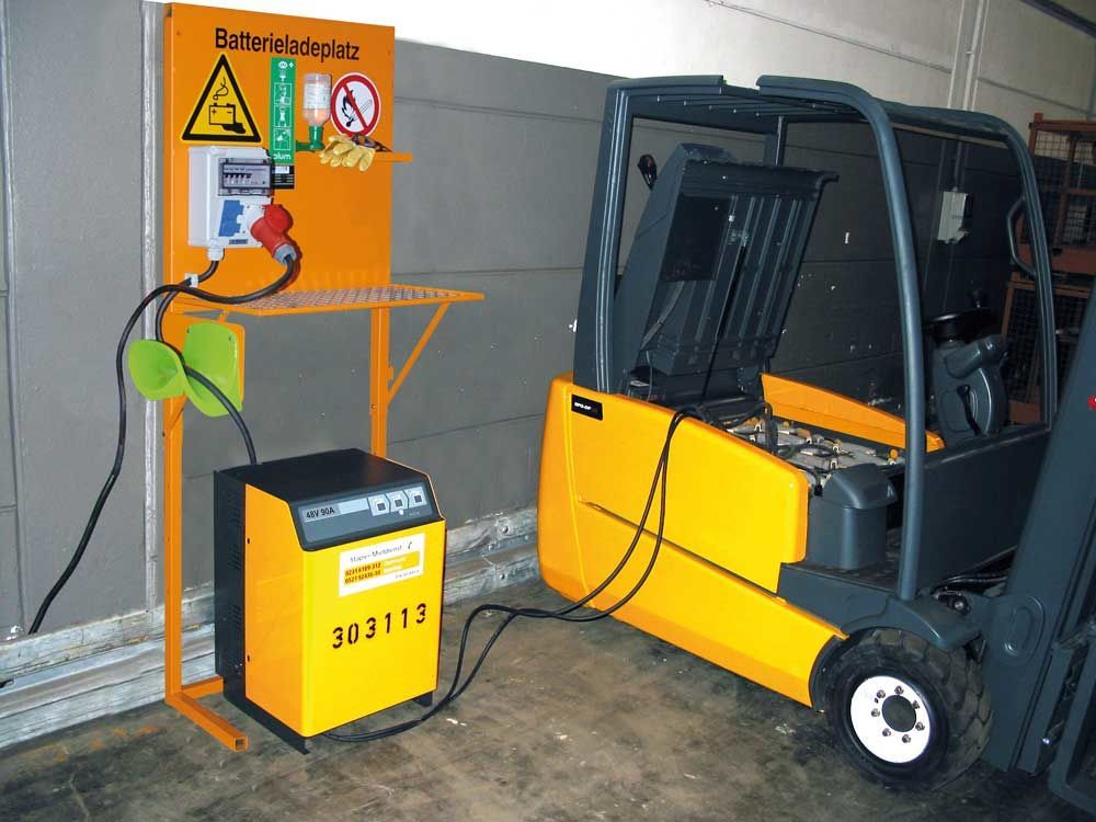Batterieladeplatz Typ BL mit CCEform Steckdose 400V (Zubehör) beim Aufladen eines Elektro-Gabelstaplers Batterieladeplatz Typ BL-1