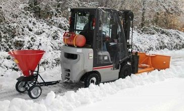 Winterpaket: Schneeschieber und Streuwagen