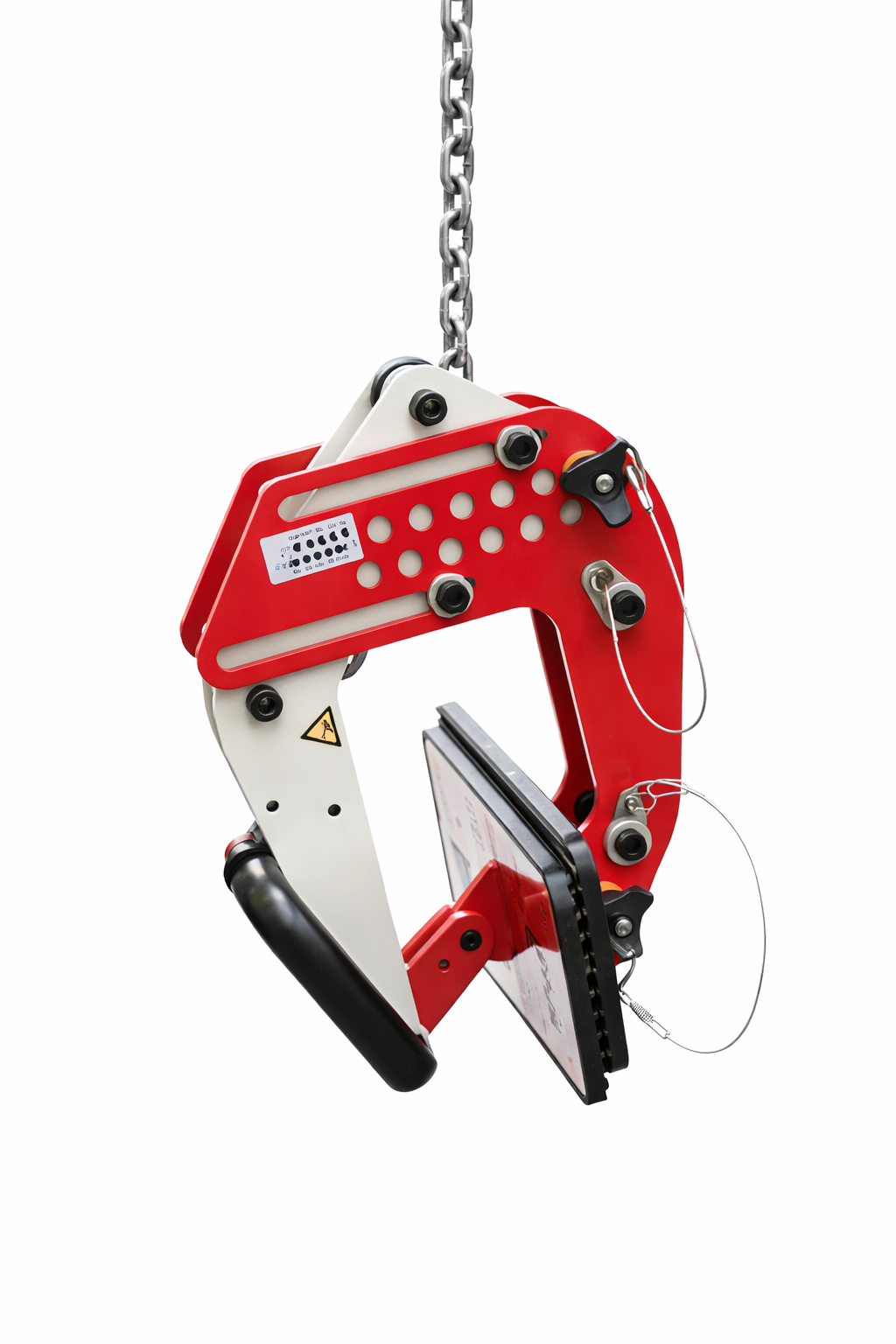 Rote Hebeklemme für Stein- und Betonplatten mit Sicherheitsmechanismus, an einer Metallkette aufgehängt, mit rutschfesten Greifbacken für den Einsatz im Bau- und Gartenbau.
