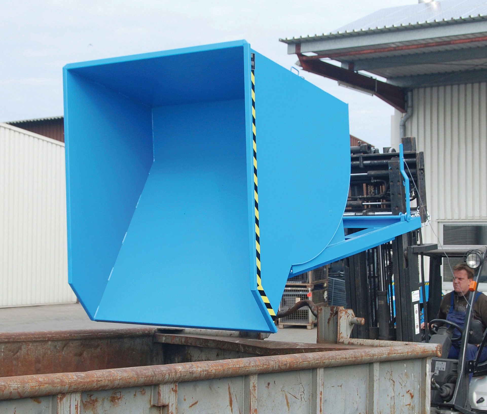 Kippbehälter Typ BKM in RAL5012 Kippbehälter Typ BKM