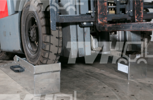 Gabelstapler fährt über mobile Aluminium-Laderampe in Lagerhalle